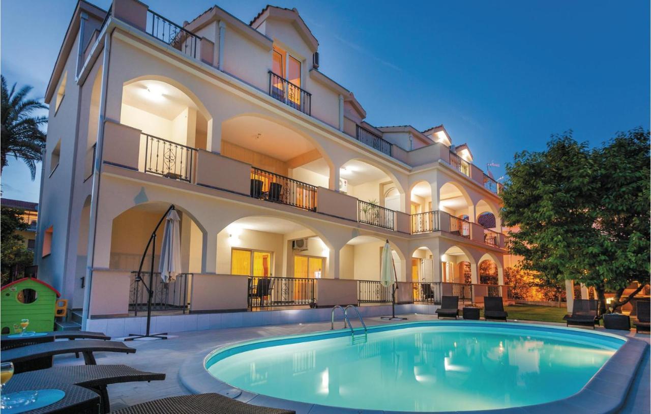 Lovely Apartment In Kastel Stafilic With Jacuzzi Kastela Dış mekan fotoğraf