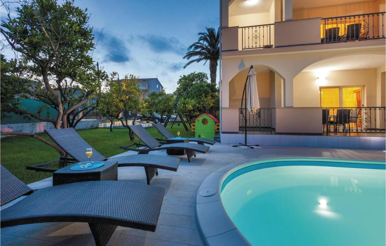 Lovely Apartment In Kastel Stafilic With Jacuzzi Kastela Dış mekan fotoğraf