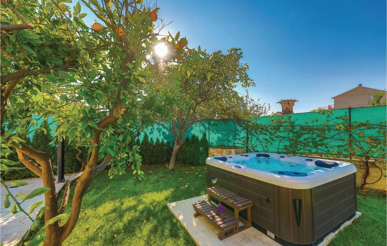 Lovely Apartment In Kastel Stafilic With Jacuzzi Kastela Dış mekan fotoğraf
