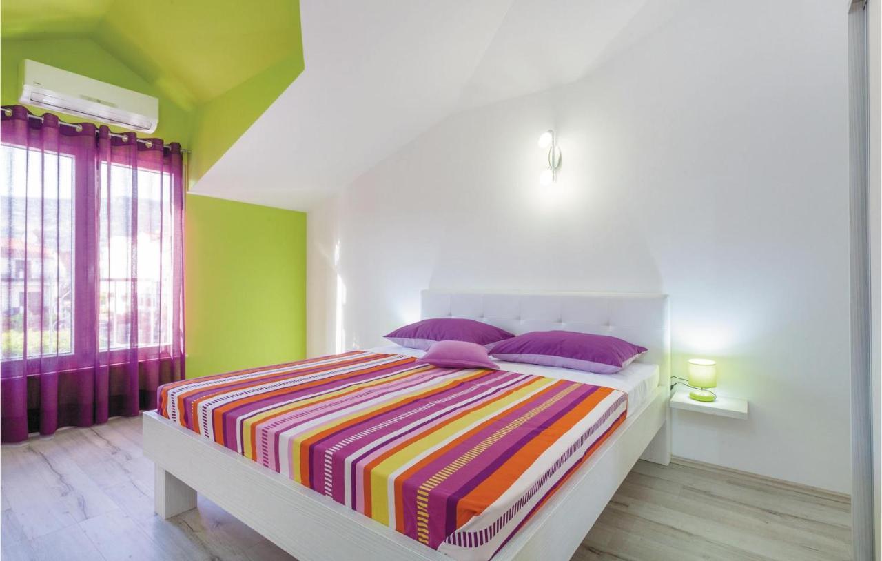 Lovely Apartment In Kastel Stafilic With Jacuzzi Kastela Dış mekan fotoğraf